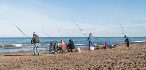 Grupo de pescadores en la playa