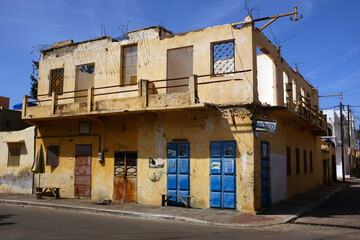 bâtiment en ruine dans l'ancienne ville coloniale de Saint Louis du Sénégal en Afrique de l'Ouest