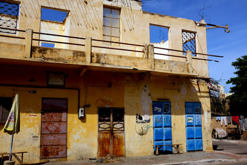bâtiment en ruine dans l'ancienne ville coloniale de Saint Louis du Sénégal en Afrique de l'Ouest