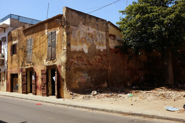 bâtiment en ruine dans l'ancienne ville coloniale de Saint Louis du Sénégal en Afrique de l'Ouest