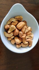Cashew nuts in a bowl 