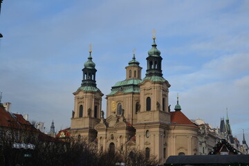 Obraz premium Prague, Republique tchèque, 11 décembre 2015: Église Saint-Nicolas de Prague, à la façade blanche et le toit vert