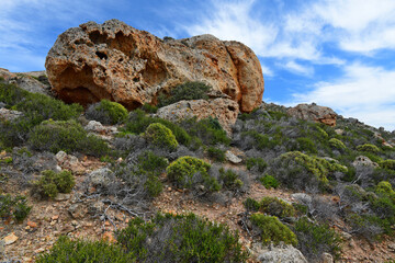 Naturlandschaft im Westen der Kykladeninsel Milos, Griechenland // Natural landscape in the west of the Cyclades island of Milos, Greece