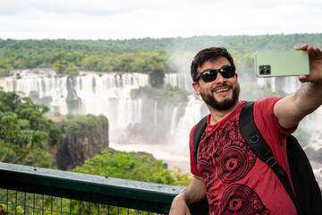 Turista disfrutando de su recorrido por las cataratas del Iguazú, en el Parque Nacional Iguazú,...