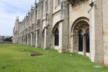 Fototapeta premium Monastère des Hiéronymites, Mosteiro dos Jerónimos, vue de l'extérieur, ville de Lisbonne, Portugal