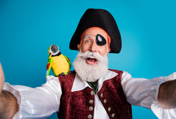 Photo portrait of senior funny pirate grandpa excited take selfie photo wear masquerade party...