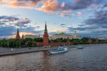 Obraz premium Moscow Kremlin, Kremlin Embankment and Moscow River at night in Moscow, Russia. Architecture and landmark of Moscow