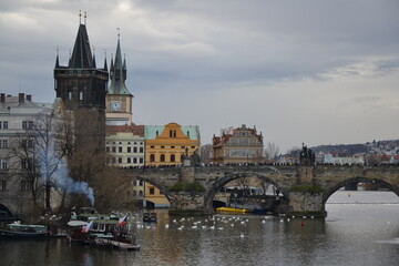 Vue sur le pont Charles et la tour du pont de la vieille ville de Prague, 