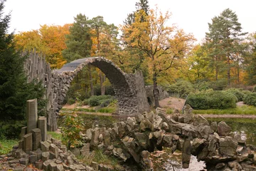 Blick auf die Rakotzbrücke im Kromlauer Park im Herbst 