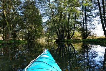 Kanutour im Herbst auf den Fließen im Spreewald mit wunderschöner Spiegelung der Umgebung im...
