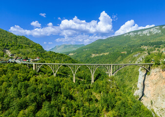 Fototapeta premium Beautiful aqueduct style bridge over a mountain river canyon
