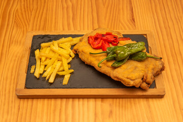 Although there is no exact record of its origin, it is believed that cachopo arose from the creativity of some Asturian cook who was looking for a hearty and tasty dish