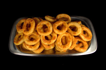 Fertig gebackene Tintenfischringe im Teigmantel