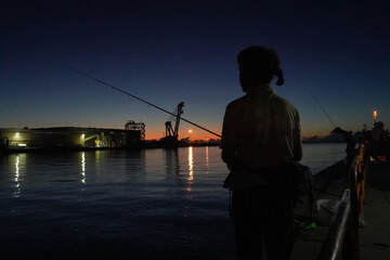 朝釣りをする男性