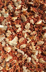 Textura com sementes de urucum com palha.