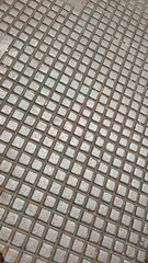 Obraz premium Textura geométrica de metal da chapa na calçada.