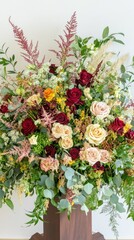Naklejka premium A vibrant floral arrangement featuring roses and greenery, perfect for decoration or gifting.