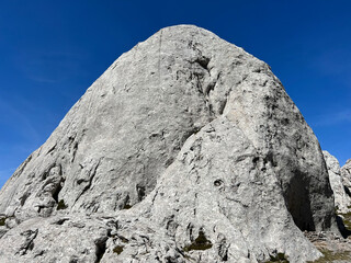 Limestone rocks on southern Velebit, Jasenice (Velebit Nature Park, Croatia) - Kalksteinfelsen im...