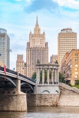 Obraz premium Borodinsky Bridge and Ministry of Foreign Affairs of Russia main building in Moscow. Russia