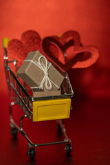 carrito de compras lleno de regalos y corazones