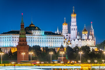 Fototapeta premium Illuminated Moscow Kremlin and Bolshoy Kamenny Bridge at summer night. View from the Patriarshy pedestrian Bridge