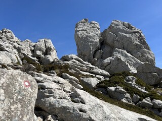Mountaineering trails on Velebit and towards the top of Tulove grede, Jesenice (Velebit Nature Park, Croatia) - Bergsteigerwege auf dem Velebit und zum Gipfel des Tulove grede (Naturpark Velebit)