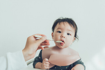 離乳食初期の赤ちゃん