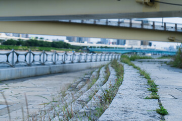 川にかかる橋の下の階段