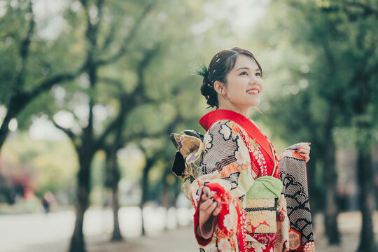 赤い振袖を着た女性の横顔