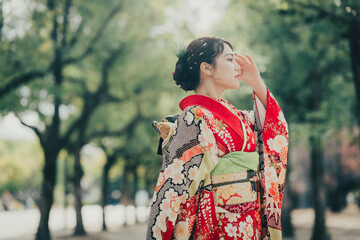 赤い振袖を着た女性の横顔
