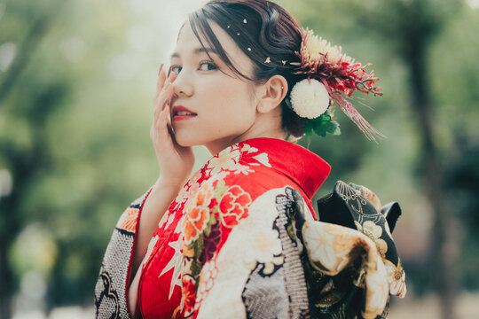 赤い振袖を着た女性の横顔