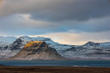 Obraz premium Kirkjufell mountain in a stormy winter day