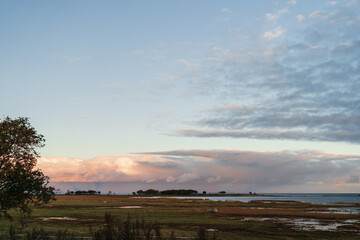 Obraz premium Tranquil landscape of cloud formations at sunset