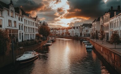 Naklejka premium Canal City Sunset Charm