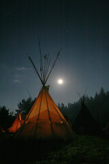 namiot tipi nocą © Ad-Lud