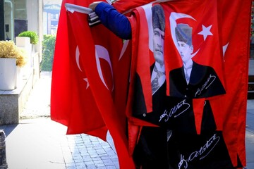 Fototapeta premium Street vendor selling Turkish flags. 29 October Republic Day. 10 November commemoration of Atatürk. April 23 National Sovereignty and Children's Day. 19 May Youth and Sports Day. 30 August Victory Day