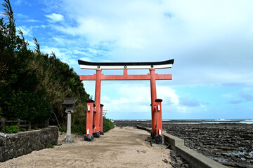 海辺の大きな鳥居