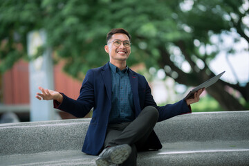 Obraz premium Computer, thinking and business man in office, working on project or email. Laptop, professional and male person problem solving, looking for solution or planning, reading or focus on decision making
