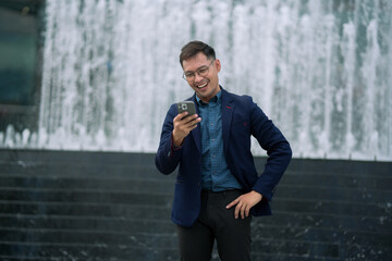 Obraz premium person, business, businessman, adult, man, male, happy, lifestyle, portrait, success, confident, professional, handsome, cheerful, corporate, city, young, caucasian, manager, one, smile, suit, backgro