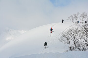 冬の谷川岳を登る登山者