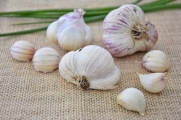 Garlic is a useful vegetable for colds.