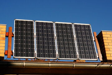 Ein Balkonkraftwerk an einem Balkongeländer angebracht