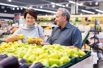 Husband and wife choose quality pepper