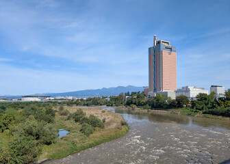 群馬県庁と利根川　群馬県前橋市
