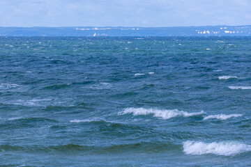 Morze Bałtyckie  Widok z Mierzeja Helska, Półwysep Helski , potocznie Hel – piaszczysta kosa[1] długości 35 kilometrów, utworzona przez prąd morski płynący na wschód 