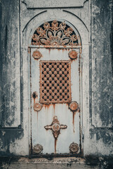 Rostige alte Metalltür mit Kalksteinwand