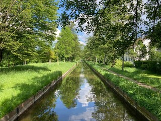1056990049 Flusslandschaft Kanallandschaft gerade 