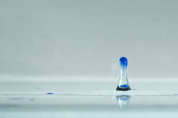 farbe tropfen wasser blau
