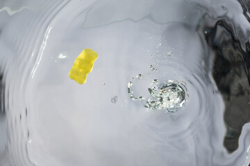 wasser eintauchen fruchtgummi von unten