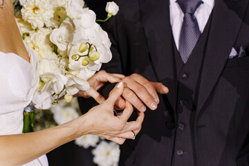 The bride and groom exchange rings. Wedding tradition. a symbol of love and loyalty.